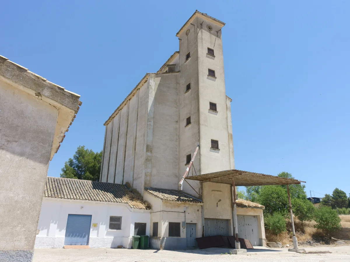 Antiguo silo de cereal de la Red Nacional de Silos y Graneros en Carrascosa del Campo, Cuenca, con naves bajas a su pie